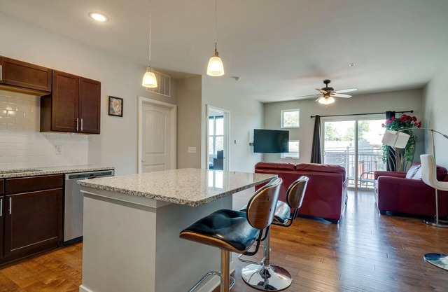 Cozy 1-bedroom condo in Nashville w/WiFi, washer/dryer, minutes from downtown.