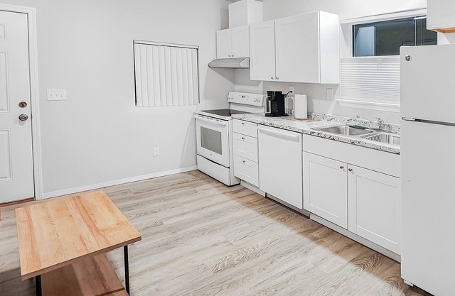 Cozy 1-bedroom Guest house with AC, WiFi in charming Kenmore