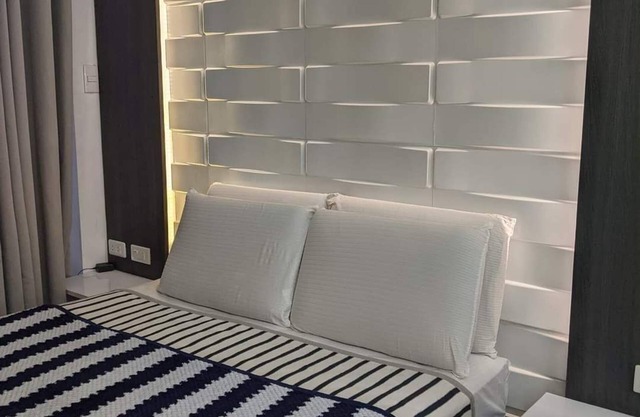 Cozy 1-Bedroom Hideaway: Your Home Away from Home - near malls & restaurants!