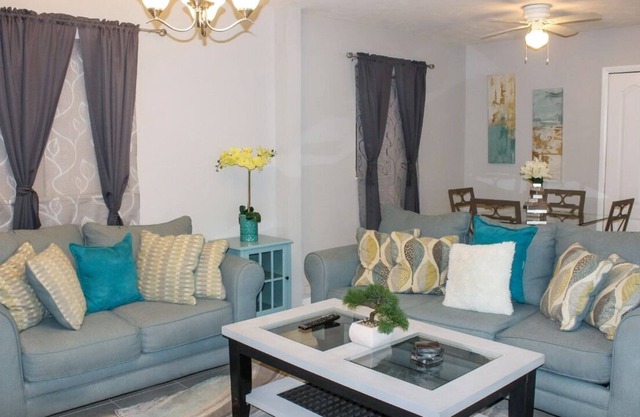 COZY 1 BEDROOM HOUSE UNIVERSAL & DOWNTOWN 20 MINUTES AWAY