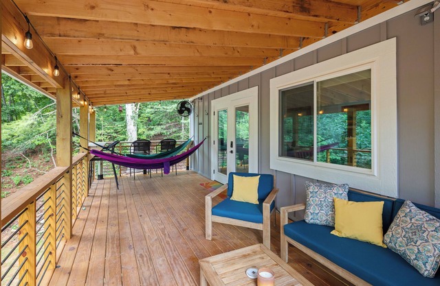 Cozy 1-bedroom house in Asheville. Minutes from downtown with forest access.
