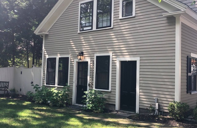 Cozy 1 bedroom in great Wellesley location. 1block from the commuter rail.