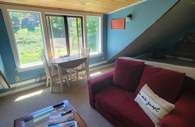Cozy 1-bedroom loft apartment in lovely Duxbury