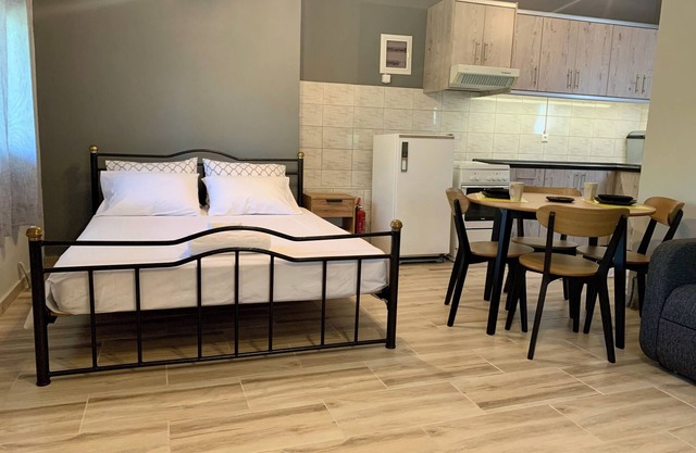 Cozy 1-bedroom Studio in charming Πλαταμώνας with WiFi, AC