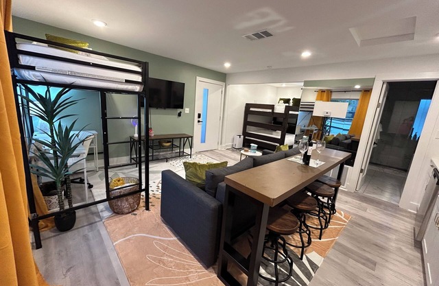 Cozy 1-bedroom with WiFi and AC in fantastic Dallas, Sleeps 7