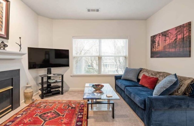 Cozy 1-BR apartment with a seasonal pool!