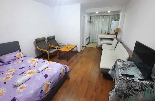 Cozy 1 BR apartment with free street parking