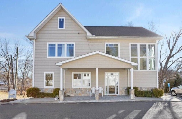 Cozy 1 BR Apt, Kitchen, Central Danbury