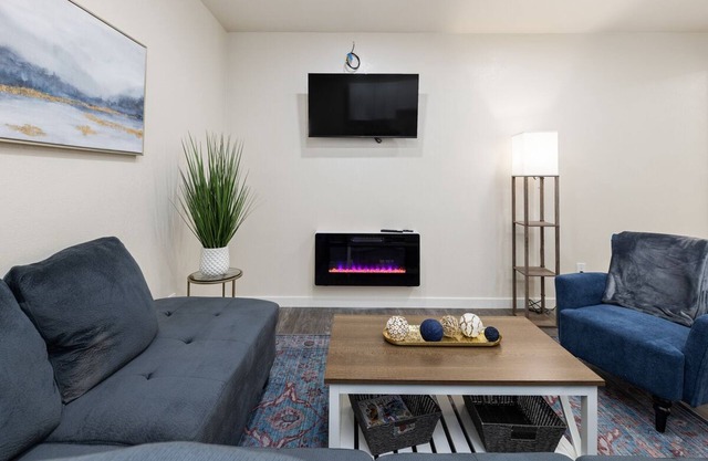 Cozy 1 BR Aptnnear beach.ocean breeze.brand new washer/dryer stove, parking.