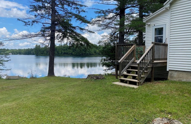 Cozy 1 BR Maine lakeside cottage getaway with WiFi, laundry, and full kitchen.