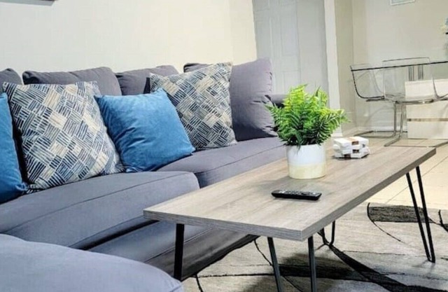 COZY 1 KING BEDROOM HOUSE UNIVERSAL & DOWNTOWN 20 MINUTES AWAY
