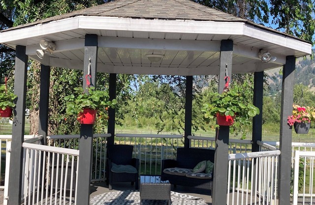 Cozy 13 bedroom, 6 bathroom retreat with stunning views of the Coldstream Valley