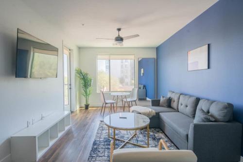 Cozy 1BD - Pool, Gym, Parking, W-D - Sleeps 4