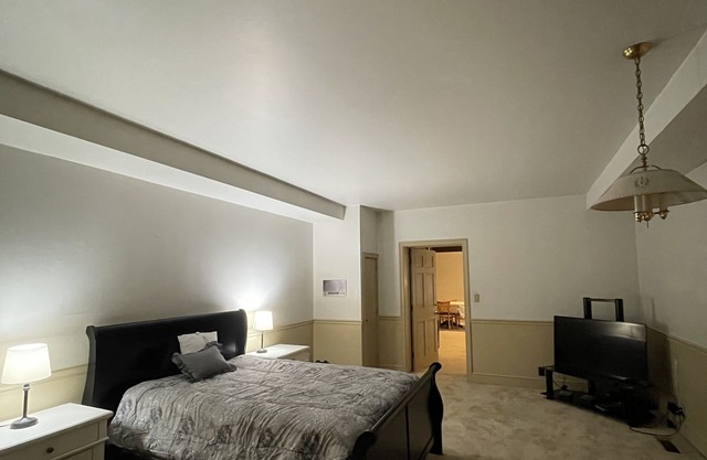 Cozy 1bedroom suite with a bowling alley! Family friendly- 10 min away from mall