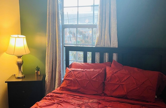 Cozy 1st Fl inside 4 level Townhome in DC w/private entrance, WiFi & onsite W/D