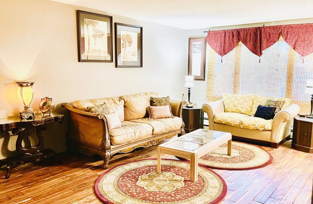 Cozy 2 Bdrm Apt Close to Downtown & Hospitals