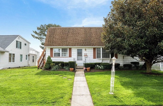 Cozy 2-bdrm cottage 2nd floor in quiet south end Ocean City. AC, WiFi, big deck.