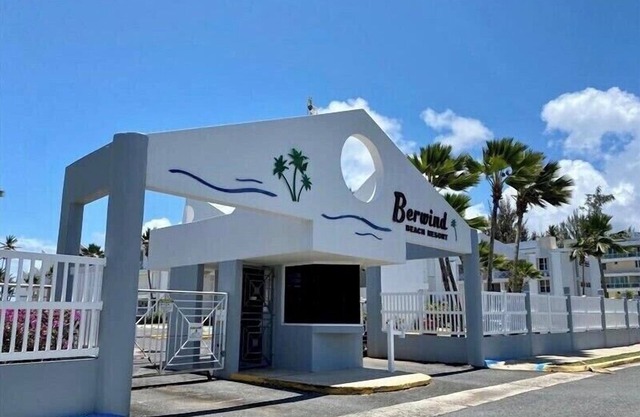 Cozy 2 Bdrms Condo Apt Few Steps from the Beach