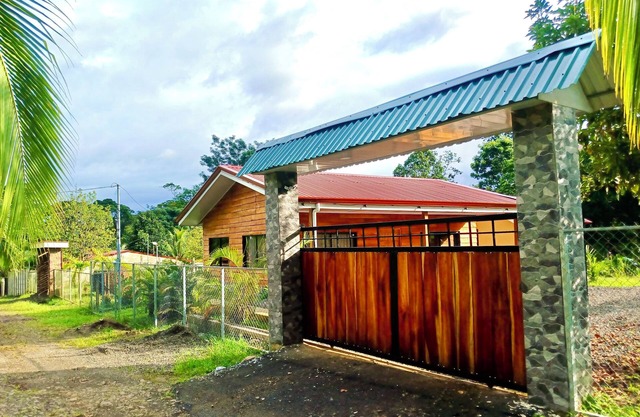 Cozy 2-bedroom cabin in charming Provincia de Alajuela with AC