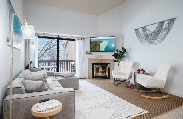 Cozy 2-Bed Golf Course Condo. Minutes To The Beach!