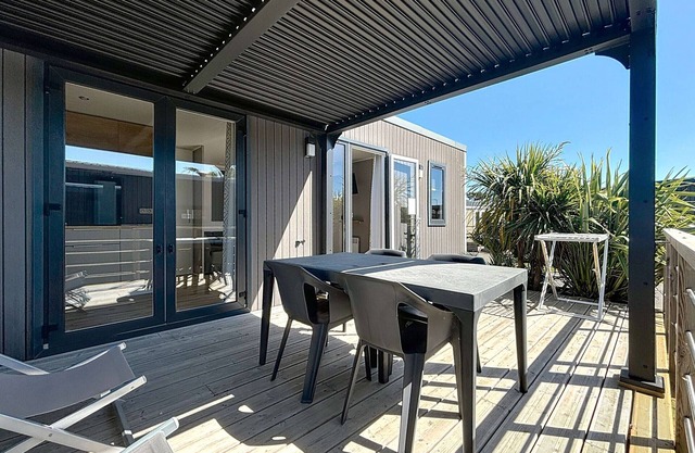 Cozy 2-Bed Mobile Home, Walk to Beach & Shops, Heated Pool, Parking Included