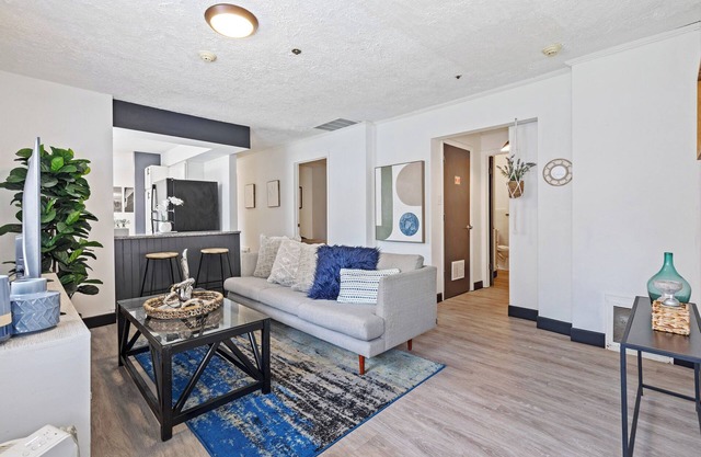 Cozy 2 Bedroom Apartment - Close To It All!