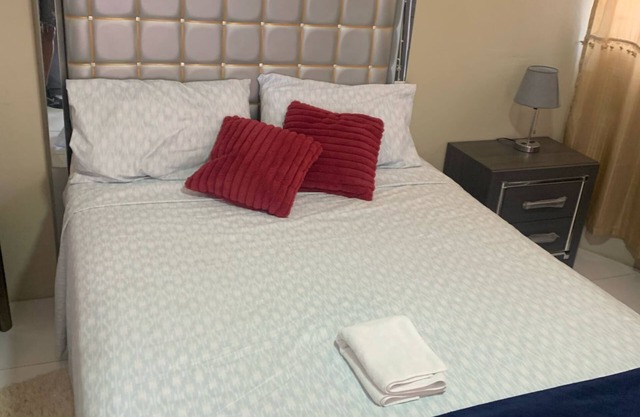 Cozy 2-bedroom apartment with WiFi, AC in peaceful Portmore