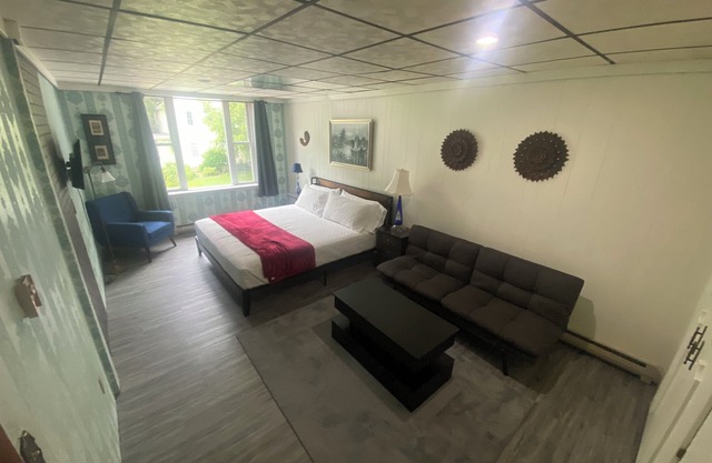 Cozy 2-bedroom apartment in enjoyable Elkader with AC, WiFi, view of downtown