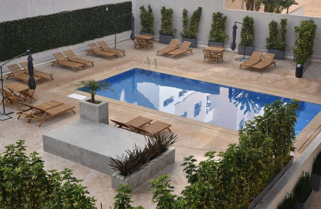 Cozy 2 Bedroom apt with Pool View & Gym Access!