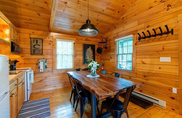 Cozy 2-Bedroom Cabin - 10 Minutes to Camden!