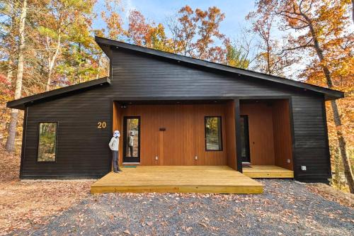 Cozy 2-bedroom cabin in welcoming Shenandoah, Basye with WiFi, AC, EV