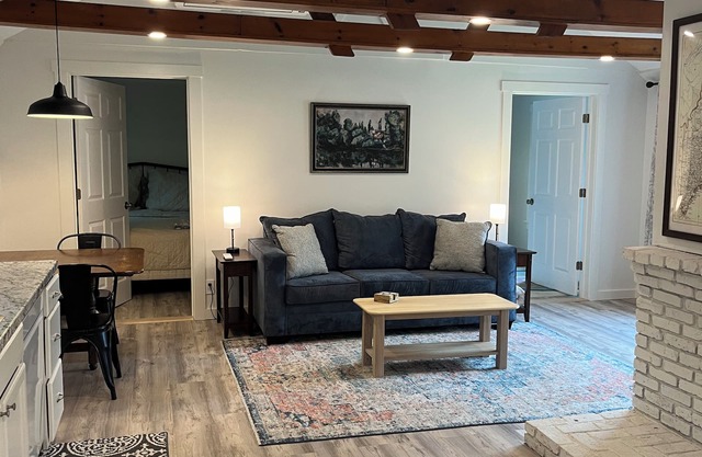 Cozy 2-bedroom cabin in tranquil China, Maine with AC, WiFi