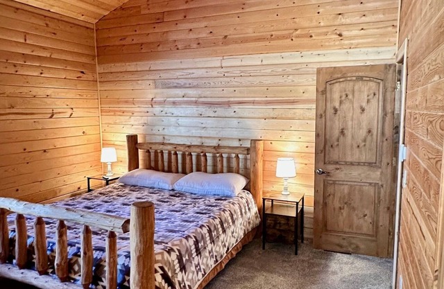 Cozy 2-bedroom cabin with AC and WiFi in Tonto National Forest.