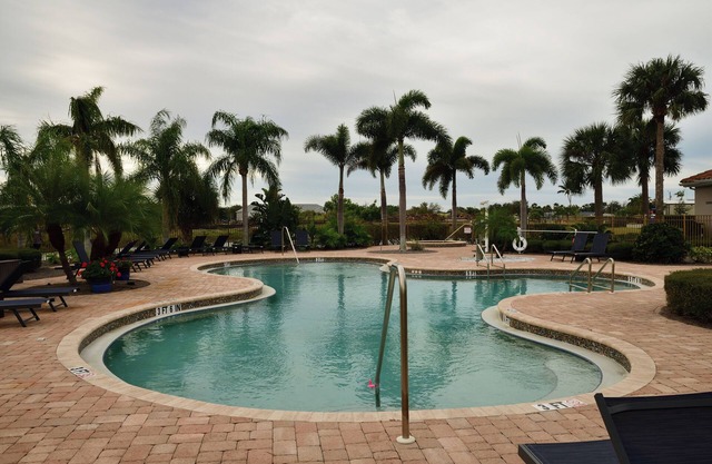 Cozy 2-bedroom condo in peaceful Punta Gorda with WiFi, fitness room
