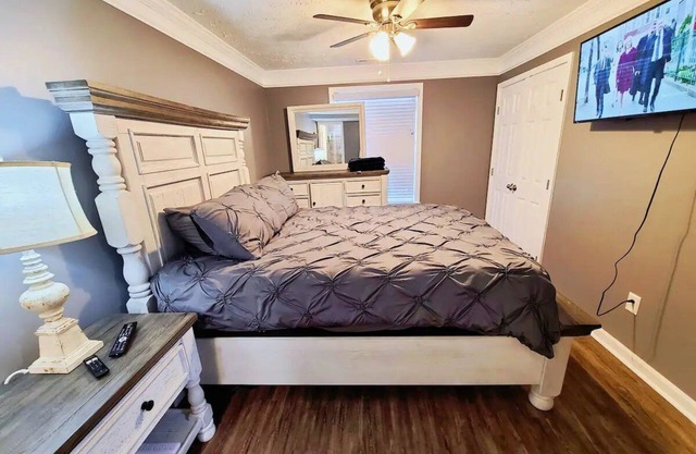 Cozy 2-bedroom condo with WiFi, AC in marvelous Lexington