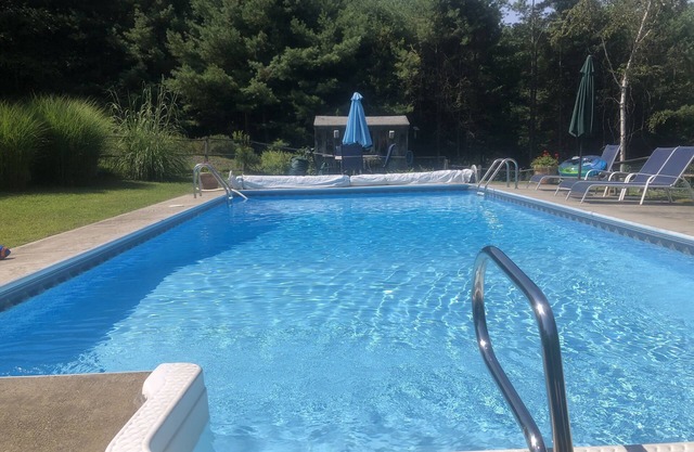 Cozy 2 bedroom cottage in Woodstock heated pool, mountain views,bbq,swim 🏊‍♂️ hike