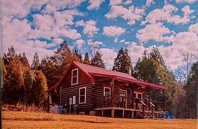 Cozy 2-bedroom country side cabin. Minutes from Patoka Lake. Pet friendly.
