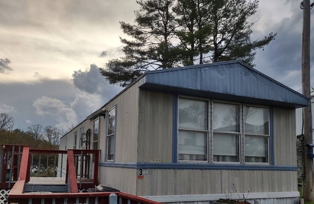 Cozy 2 Bedroom home. Great Morgantown location off I-68