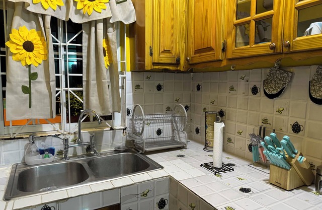 Cozy 2-bedroom house in adorable Portmore with AC, WiFi