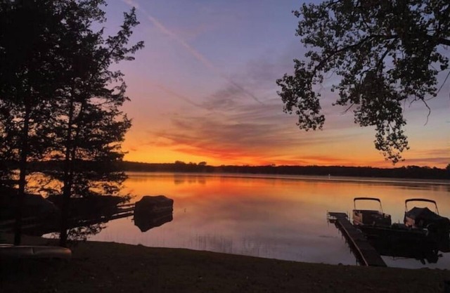 Cozy - 2 Bedroom, Lakefront Cottage UMich and MSU