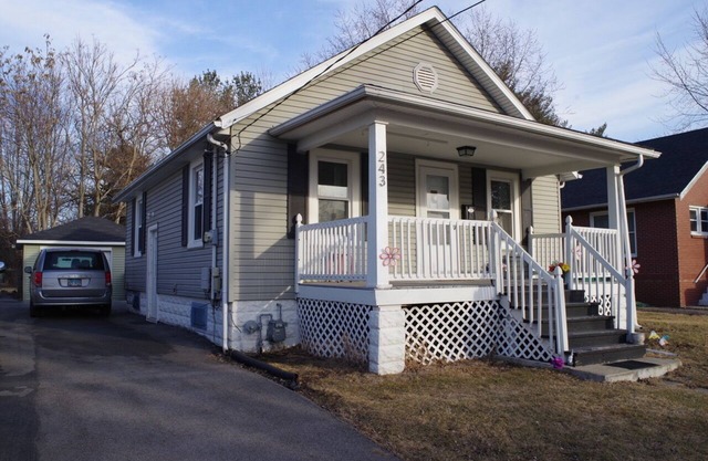 Cozy, 2 bedroom, Pet-Friendly Home Near Knox College!