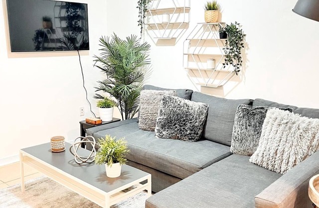 Cozy 2 Bedroom Retreat in Heartland