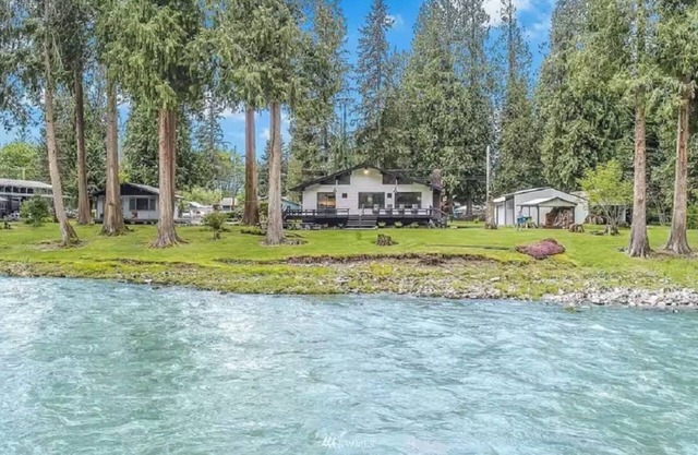 Cozy 2-bedroom riverfront house with a hot tub, AC, WiFi