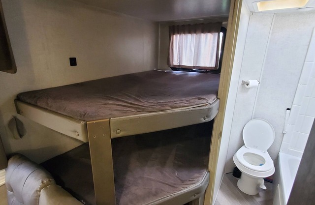 Cozy 2-bedroom RV in charming Lutz with AC, WiFi on an acre of property