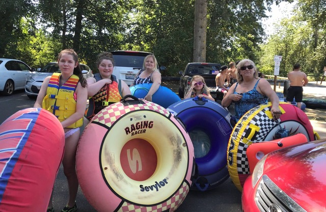 Cozy 2-bedroom RV w/AC, WiFi in charming Yelm Near Casino/Fishing/river floating