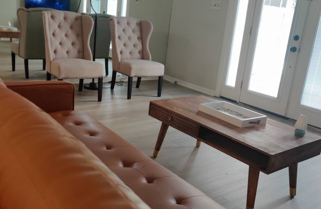 Cozy 2-bedroom townhome in pleasant Beaumont with AC, WiFi