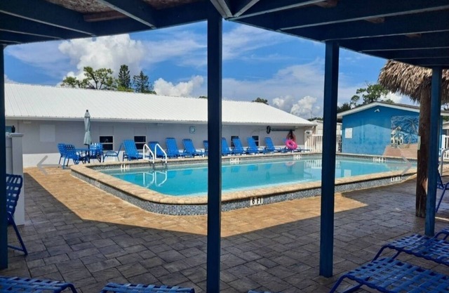 Cozy 2-bedroom mobile home in cool North Fort Myers with WiFi, AC