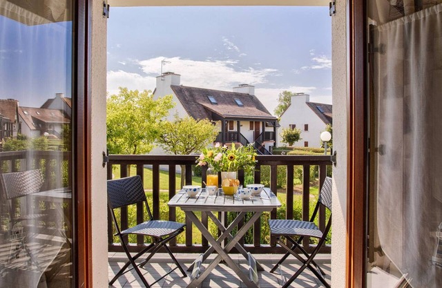 Cozy 2-BR Apartment Near Normandy Beach with Private Parking