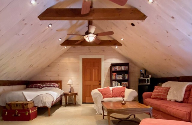 Cozy 2 BR Apartment in Quaint New England Town