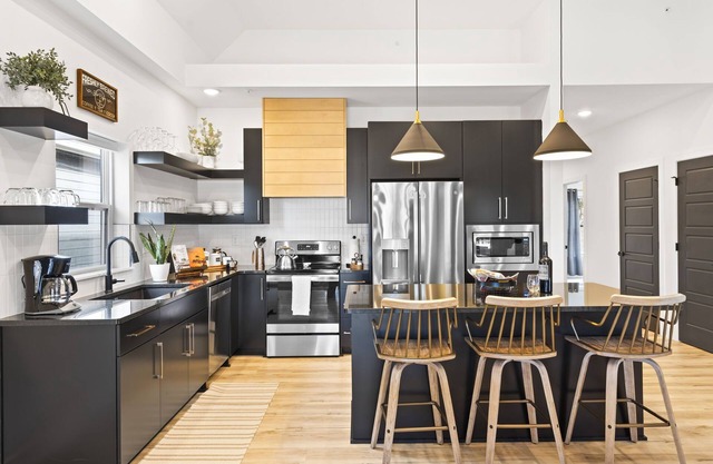 Cozy 2 Br Chalet at Rocky Shores- Private Hot Tub-Free Attraction Tickets-Cmty Amenities!